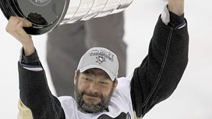 The Penguins re-signed right winger Bill Guerin to a one-year deal.