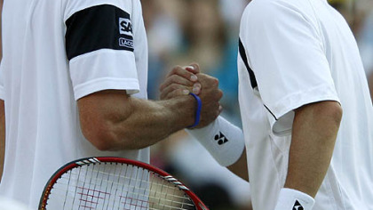 Andy Roddick, left, shakes hands with Lleyton Hewitt after defeating him in their singles quarterfinal match at Wimbledon yesterday.