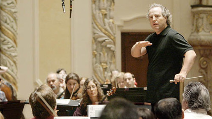 Manfred Honeck gives instruction to the Pittsburgh Symphony during rehearsal.