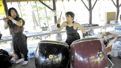 Takumi Kato plays a Japanese flute, and Rio Shiobara plays Japanese drums at the end of the planting. Both are from Japan.