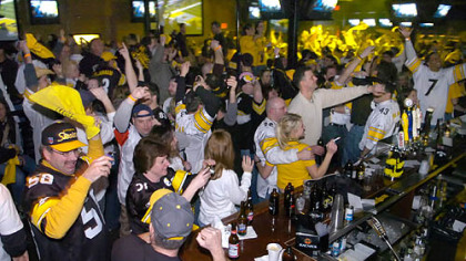 Steelers' fans at Hi-Tops Sports Bar on the North Shore cheer on the Black 'n Gold in 2006.