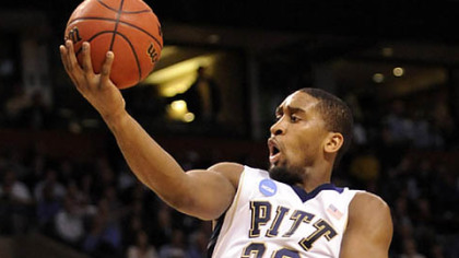 Pitt's Brad Wanamaker drives to the net against Xavier's Brad Redford in the first half of tonight's NCAA East Regional in Boston.