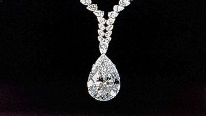At Elizabeth Taylor's request, the diamond given to her by Richard Burton, initially mounted as a ring, was to become the pendant of a necklace created by Cartier.