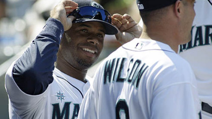 Mariners Ken Griffey Jr. talks to new Mariners shortstop Jack Wilson.