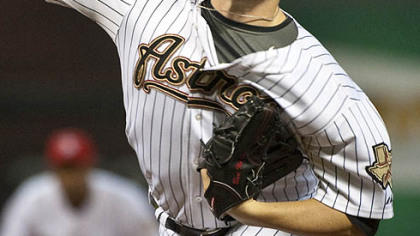 Astros pitcher Bud Norris delivers a pitch during the first inning.