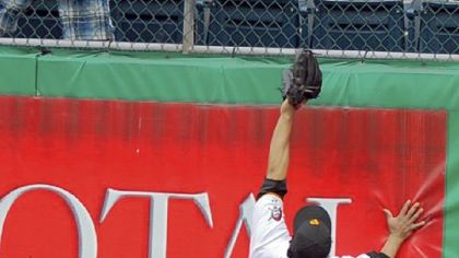 Pirates right outfielder Delwyn Young can only look as a fan catches the home run hit by the Mets first baseman Fernando Tatis in the sixth inning yesterday.