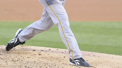 Zach Duke pitches during last night's game against the Chicago White Sox in Chicago.