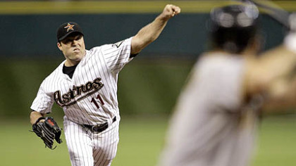 Astros pitcher Mike Hampton throws to Pirates shortstop Jack Wilson during the sixth inning of last night's game. Hampton claimed his 10th consecutive win against the Pirates.