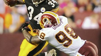 Steelers running back Rashard Mendenhall breaks away from the Redskins' Brian Orakpo in first-half action last night.