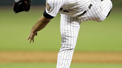 Astros pitcher Mike Hampton throws against the Pirates during the sixth inning of last night's game.