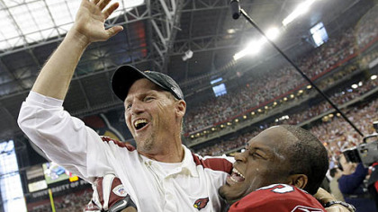Cardinals coach Ken Whisenhunt celebrates with Gabe Watson after winning the NFC championship against the Eagles yesterday in Glendale, Ariz.