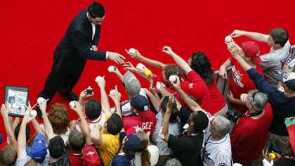 Brewers outfielder Ryan Braun signs autographs after arriving at Busch Stadium.