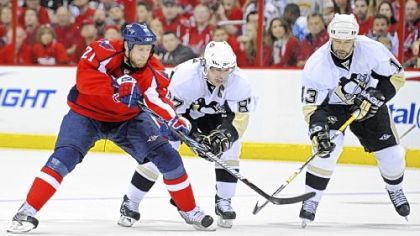 Center Sidney Crosby, center, and right winger Bill Guerin are on the No. 1 power-play unit for the Penguins. Guerin said the team needs to stay positive despite going 0 for 5 on the power play in Saturday's game.