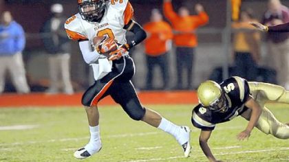 Wide receiver Kevin Weatherspoon, who helped Clairton win the WPIAL Class A title last season, has given Pitt a verball commitment.