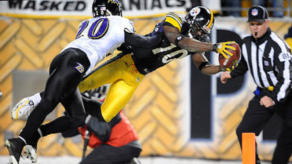 Steelers Santonio Holmes dives into the end zone for a touchdown in the second quarter.
