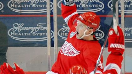 For the second game in a row, rookie Justin Abdelkader put the icing on the cake for the Red Wings, giving them a 3-1 lead in the third period.