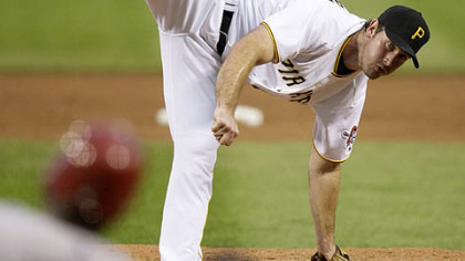 Pirates pitcher Ross Ohlendorf pitches in the sixth inning.