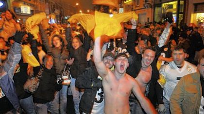 Fans fill the 1500 block of East Carson Street on the South Side last night after the Steelers defeated the Baltimore Ravens to go to the Super Bowl.