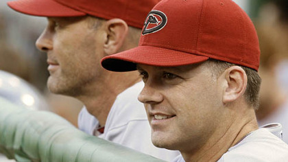 Diamondbacks manager A.J. Hinch, right, stands in the dugout with bench coach Kirk Gibson during last night's game.