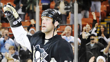 Billy Guerin waves to the crowd after his four-point night in the Penguins' 8-2 victory.