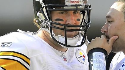 Steelers backup quarterback Charlie Batch talks with ben Roethlisberger after he threw an interception for a touchdown against the Bengals.