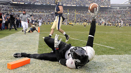 Cincinnati's Armon Binns catches a touchdown pass late in the fourth quarter yesterday to put his team ahead for the victory over Pitt at Heinz Field.