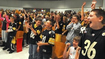 Students cheering for Steelers' receiver Hines Ward.