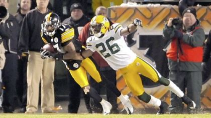 Mike Wallace pulls in the winning touchdown pass as he's defended by Packers Josh Bell.