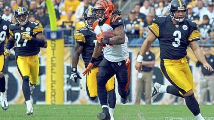 Bengals running back Bernard Scott runs a kickoff back for a touchdown in the first quarter against the Steelers at Heinz Field yesterday.