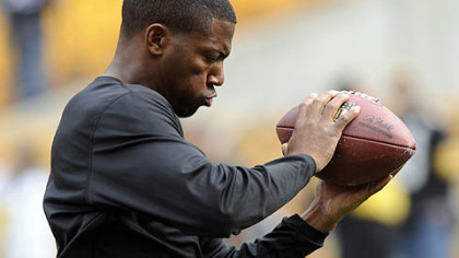 Ryan Clark warms up prior to the Sunday's game against the Bengals at Heinz Field.