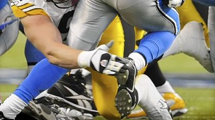 Pittsburgh Steelers defensive end Aaron Smith will miss the rest of the season due to a torn rotator cuff in his right shoulder.