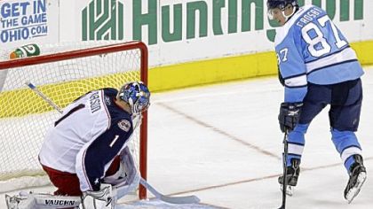 Sidney Crosby scores the winning goal against the Blue Jackets' Steve Mason in a shootout last night in Columbus, Ohio.