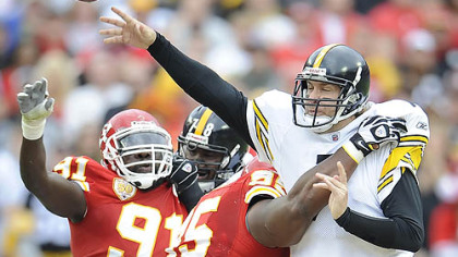 Pittsburgh Steelers quarterback Ben Roethlisberger is pressured by Chiefs defensive linemen Ron Edwards and Tamba Hali.