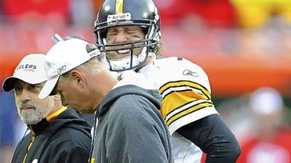 Steelers quarterback Ben Roethlisberger walks off the field with Dr. James Bradley (right) and Dr. Tony Yates yesterday.