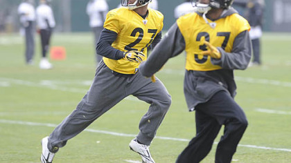 Steelers cornerbacks Joe Burnett, left, and Anthony Madison go through a drill at yesterday's practice on the South Side.
