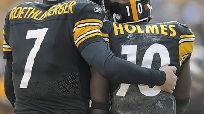Steelers quarterback Ben Roethlisberger gives wide receiver Santonio Holmes a hug after scoring a touchdown in the second quarter yesterday at Heinz Field.