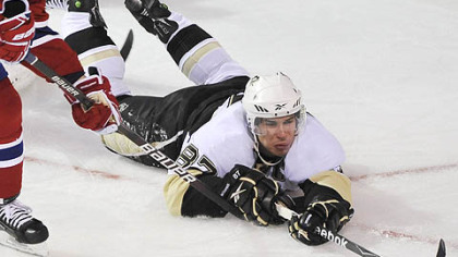 Penguins forward Sidney Crosby lunges for the puck during the third period.