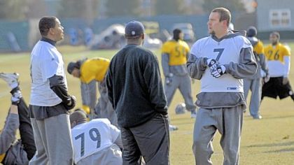 Steelers quarterback Ben Rothlisberger (right) talks with backup Byron Leftwich (left) and head coach Mike Tomlin (center) as the team limbers up for practice at their South Side facility yesterday.